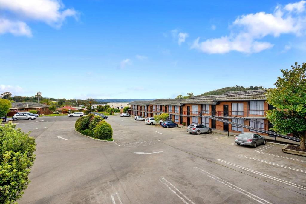 an empty parking lot in front of a building at Econo Lodge Lilydale in Lilydale