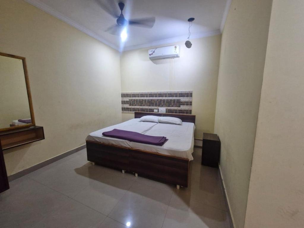 a small bedroom with a bed in a room at - Hotel O Machilipatnam Railway Station Formerly Hasini Celebrations in Machilīpatnam