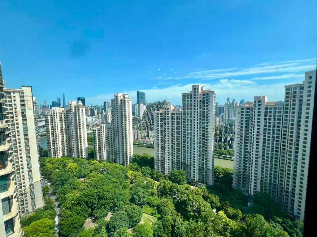 uma vista de uma cidade com edifícios altos e árvores em Shanghai Hongmin Inn em Xangai