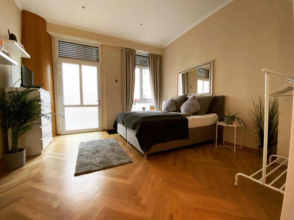 a bedroom with a bed and a large window at Ferienwohnung Kotterer - Innenstadt Speyer in Speyer
