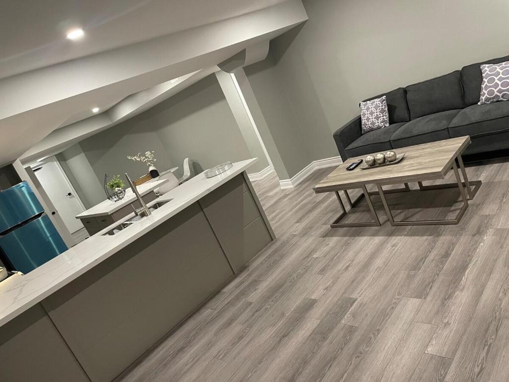 Η κουζίνα ή μικρή κουζίνα στο Bright & Cozy Basement Retreat