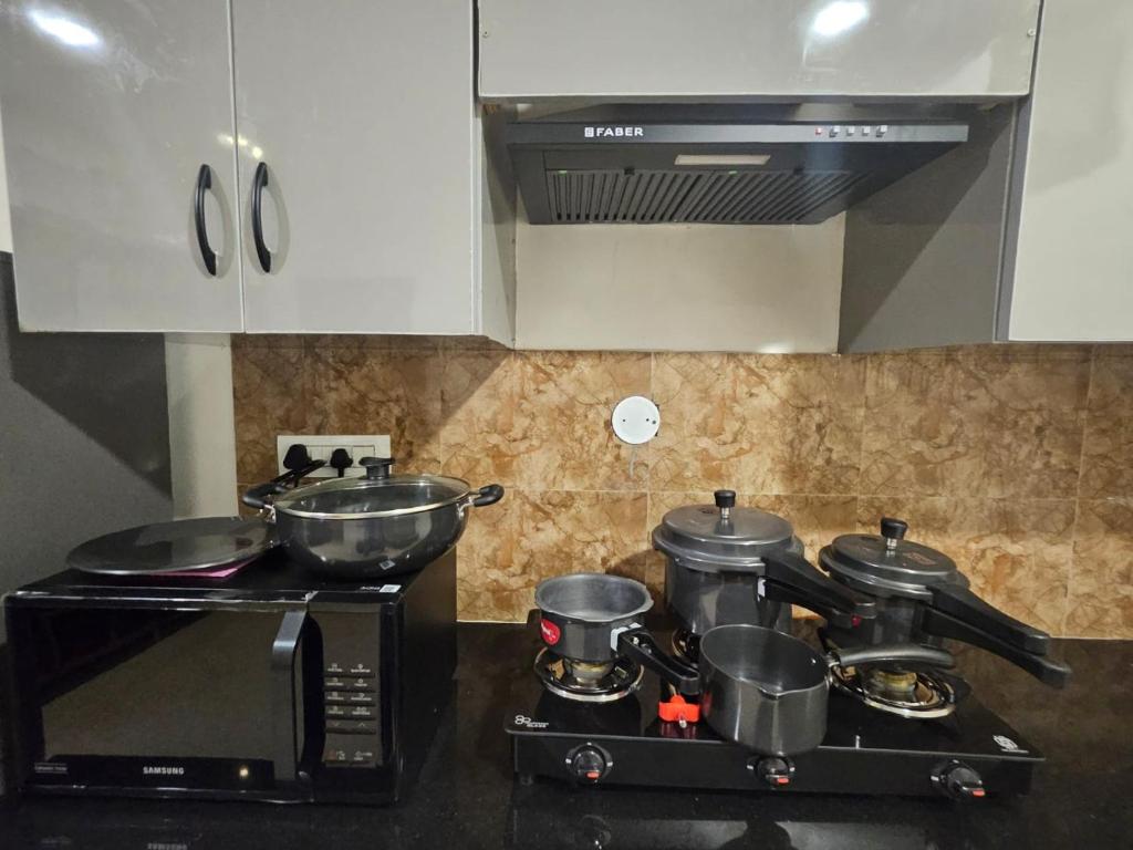 Η κουζίνα ή μικρή κουζίνα στο Crescent Stays Banjara Hills - Service Apartments