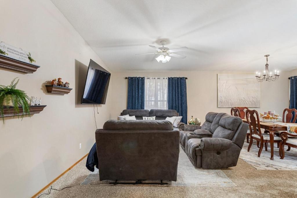 TV a/nebo společenská místnost v ubytování 320 Royal Ct