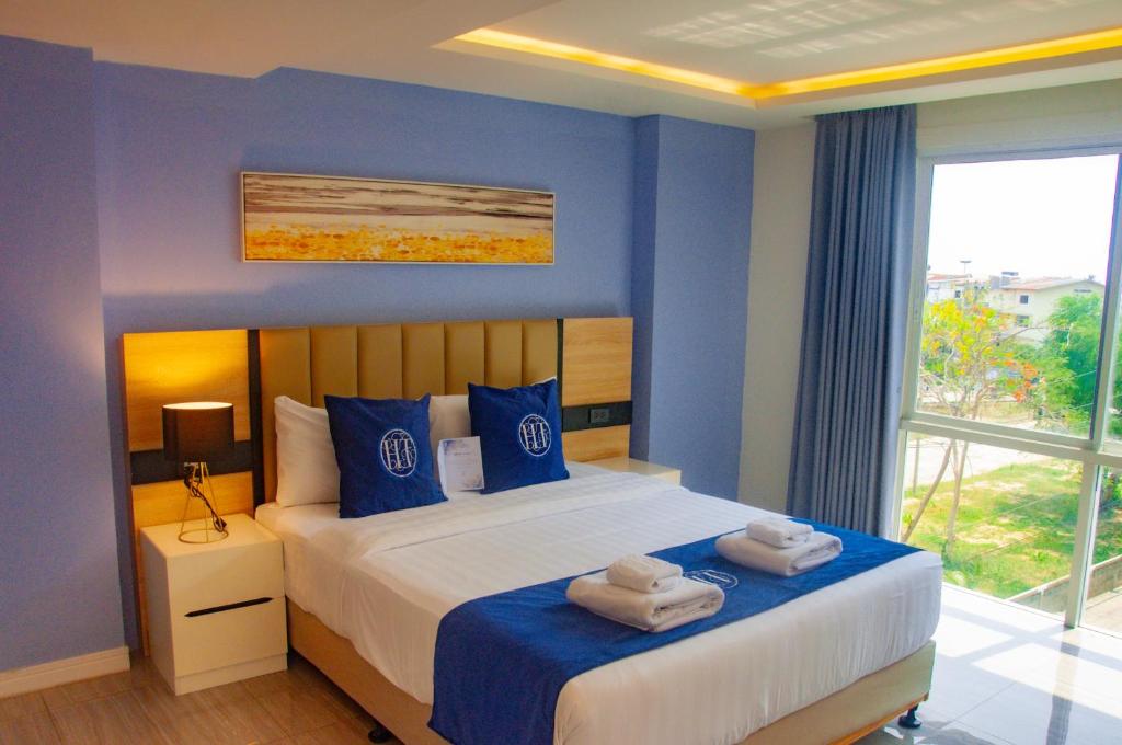 HT9 Hotel - Family Two-Bedroom Suite