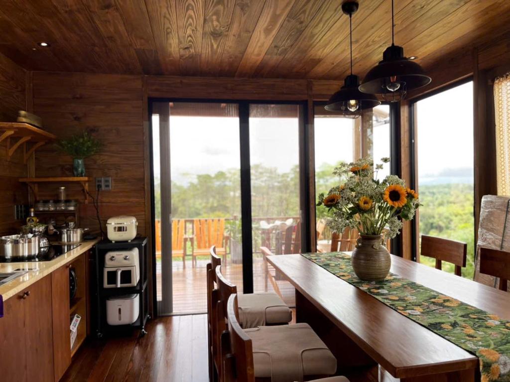 Kuchyň nebo kuchyňský kout v ubytování Măng Đen - Phiên Nhiên Homestay