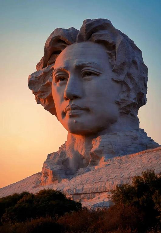 a statue of a head on top of a mountain at Dori1993 Hotel Adjacent to the world's largest snack shop "Snack Kingdom" and the city's C-location Wuyi Square! in Changsha