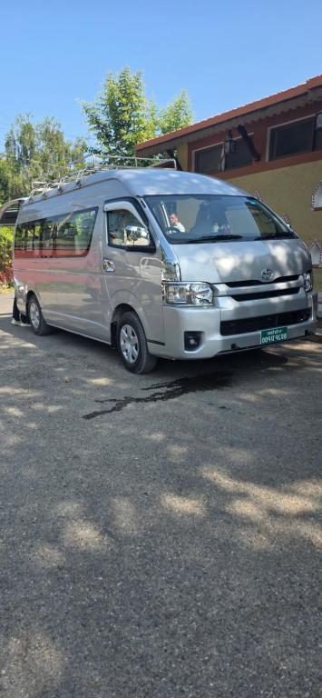 Fotografie z fotogalerie ubytování Sedan cab car four wheel jeep v destinaci Pokhara