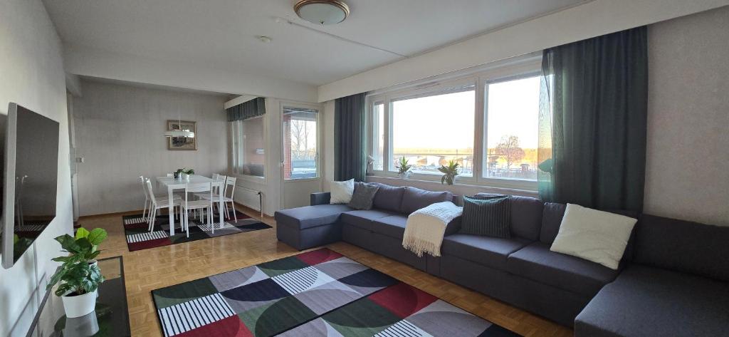 Aura Apartment with River View, Sauna & 3 Bedrooms - Housity