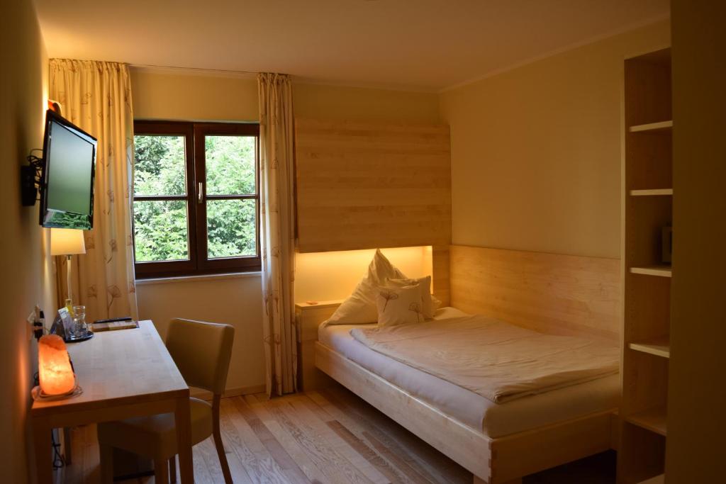 Postel nebo postele na pokoji v ubytování BIO Hotel Bayerischer Wirt Augsburg
