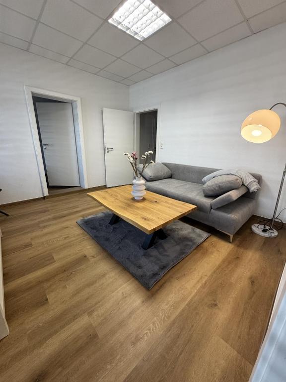 ein Wohnzimmer mit Sofa und Tisch in der Unterkunft Kato Suite in Oldenburg