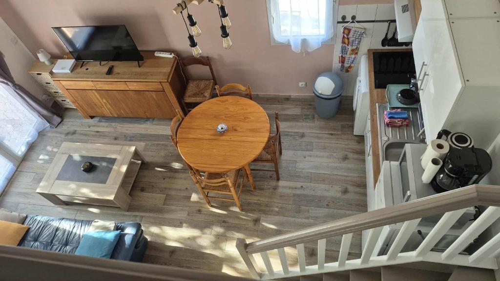 una vista aérea de una mesa y una silla en una habitación en Maison 100m de la plage avec parking securise plus fibre optique internet, en Valras-Plage