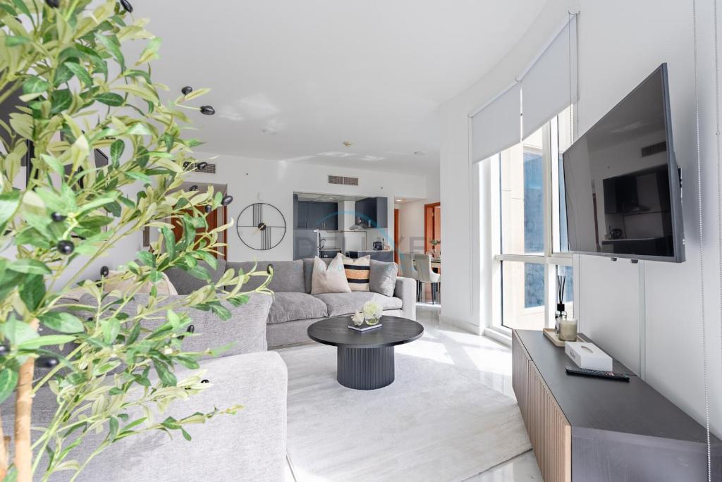 Lake-View Apartment Near City Centre Meaisem Mall, Just Minutes from Dubai Autodrome and ICC Cricket Stadium - The Crescent A, Dubai Production City by Deluxe Holiday Homes