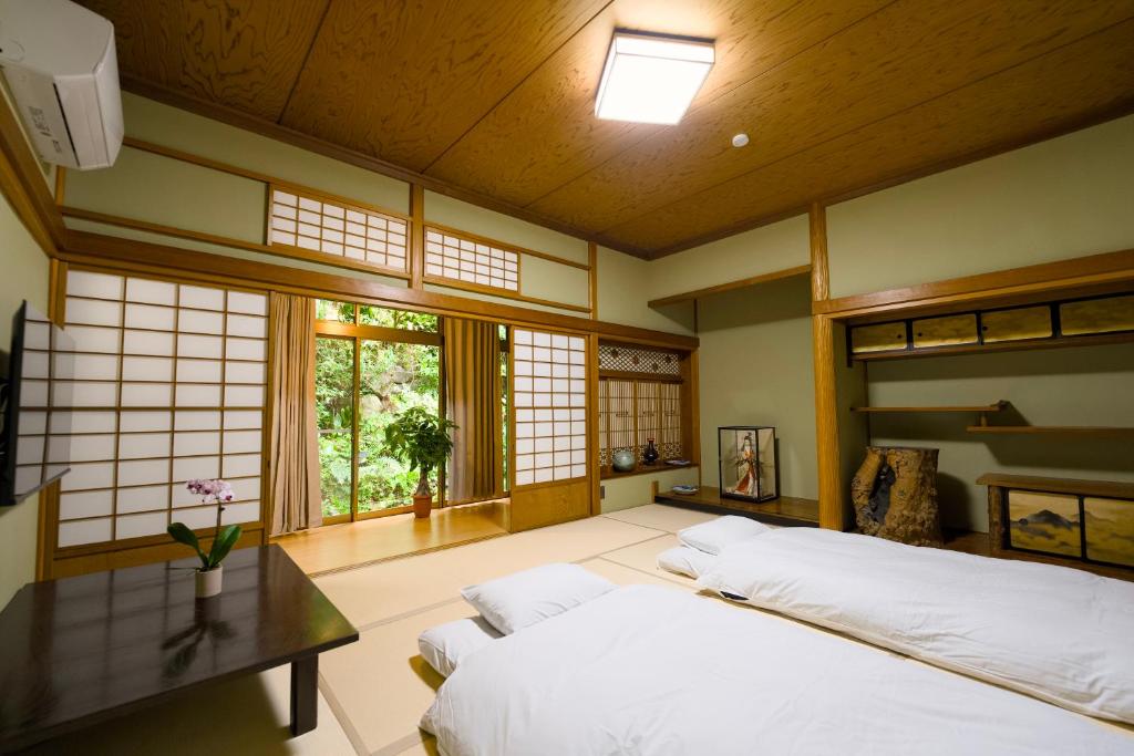 Giường trong phòng chung tại 康郷 箱根湯本101