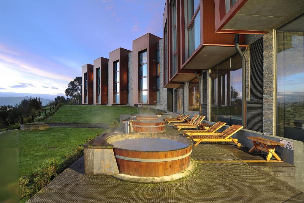 un edificio con vasca idromassaggio su un patio di Enjoy Chiloé a Castro