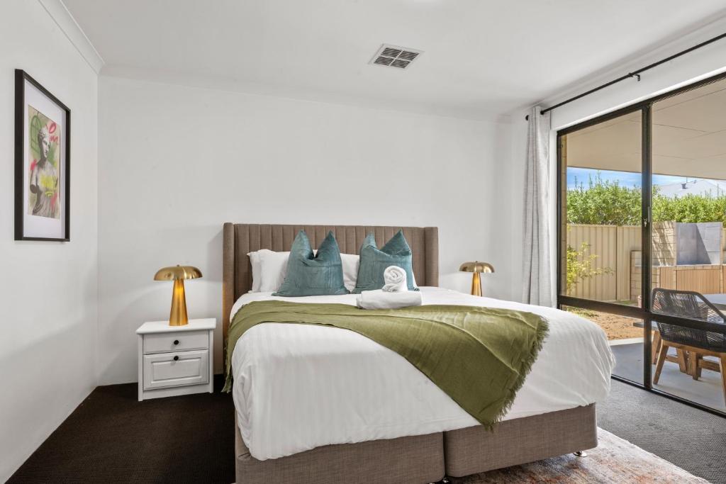 En eller flere senge i et værelse på Spacious Family Coastal Retreat, 4BR, BBQ