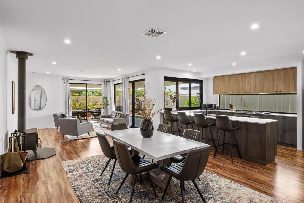 Χώρος καθιστικού στο Spacious Family Coastal Retreat, 4br, Bbq