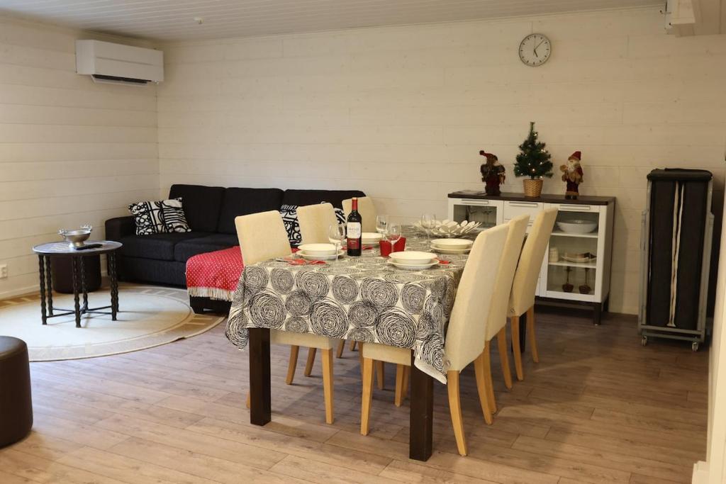 Χώρος καθιστικού στο Moinalahti Lakeside Cabin & Sauna