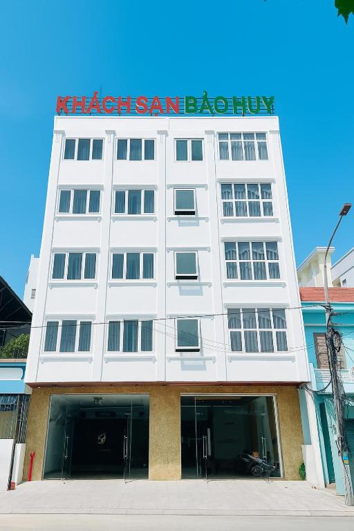 Un edificio blanco con un cartel encima. en Bảo Huy Hotel Tam Kỳ, en Tam Kỳ