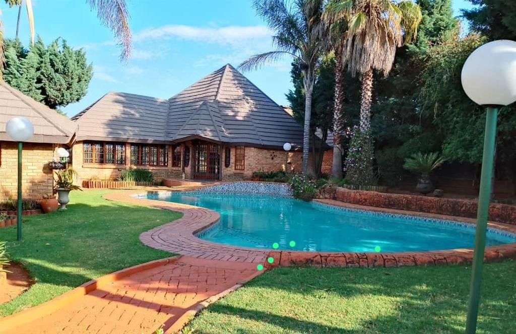 una casa con piscina nel cortile di EastClaire Guesthouse a Krugersdorp