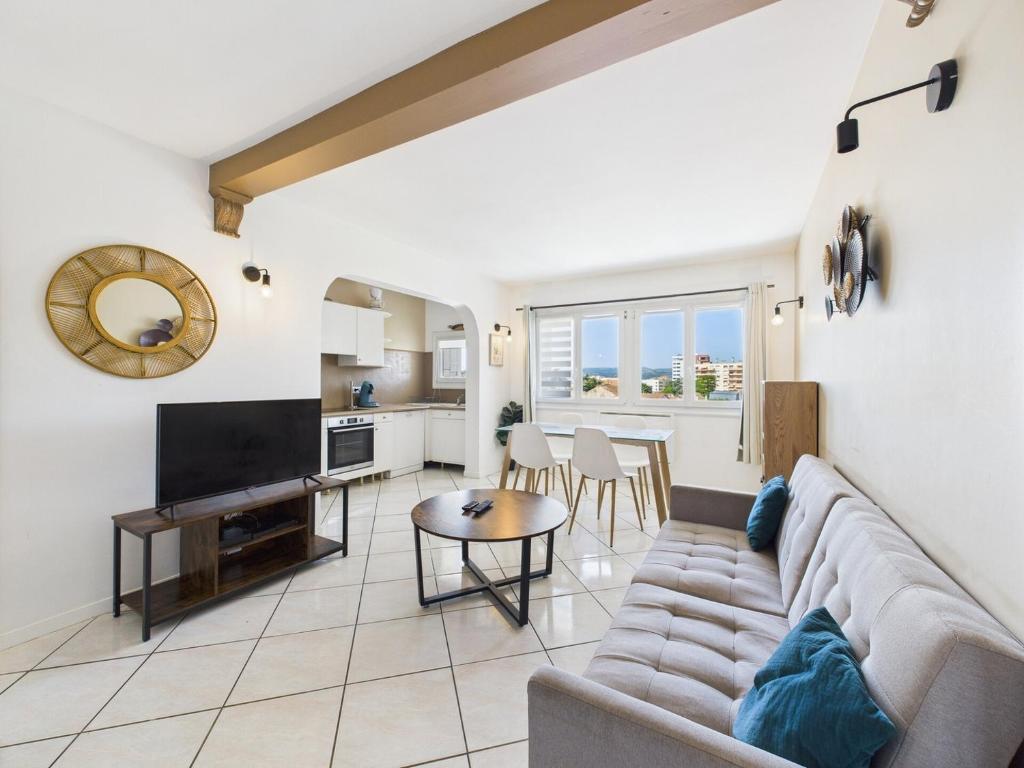 una sala de estar con un sofá y una mesa en Bright apartment, 3 bedrooms, en Valence