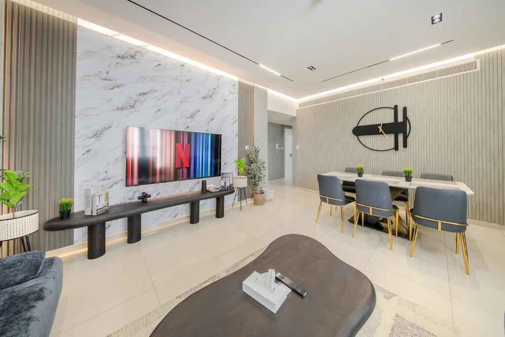 沙迦2BR Apartment in Al Zahia Sharjah- Attached to CityCenter的带餐桌和电视的客厅
