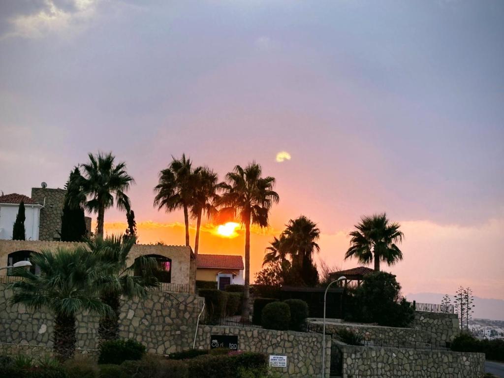 Η ανατολή ή δύση του ηλίου όπως φαίνεται από αυτό το διαμέρισμα ή από εκεί κοντά