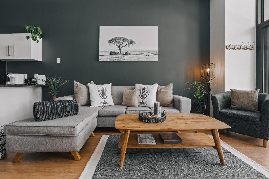 Гостиная зона в 'Just Beachy' Muizenberg Beach Apartment