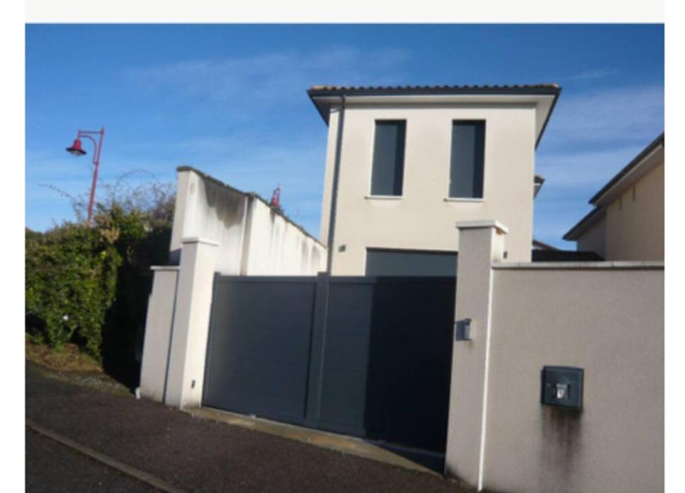 Το κτήριο όπου στεγάζεται  το δωμάτιο σε οικογενειακή κατοικία