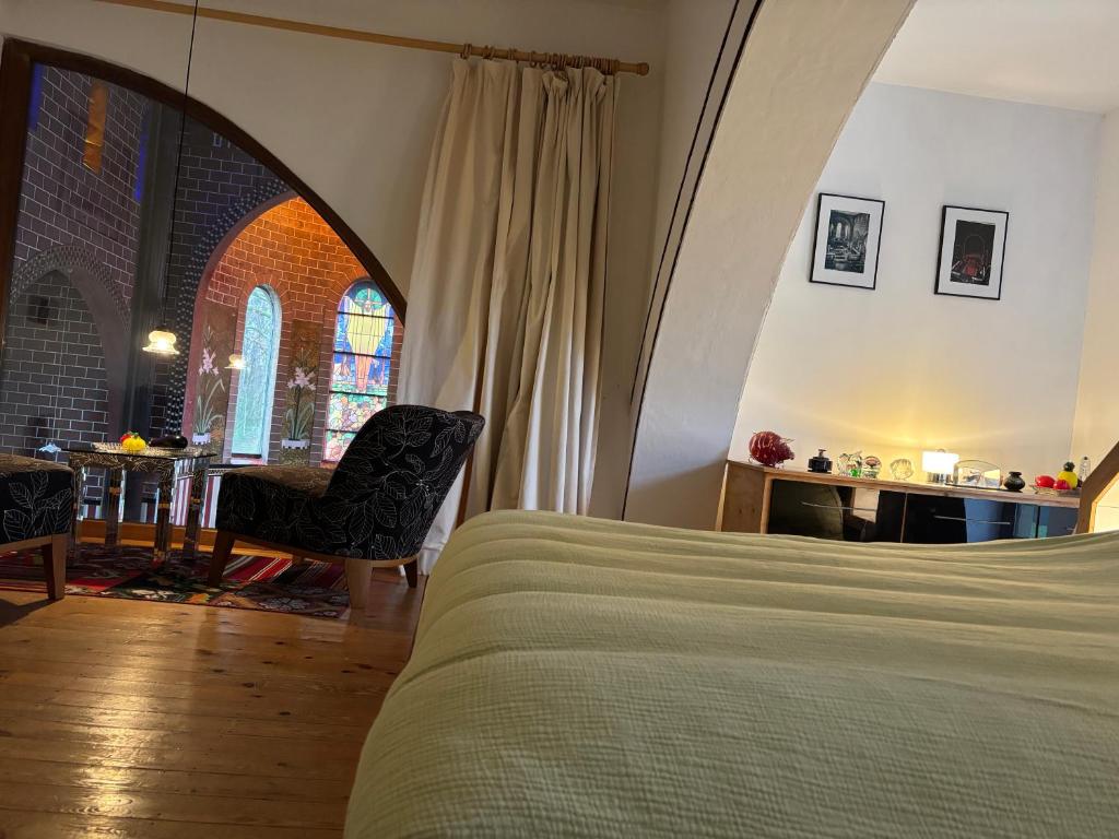 Un lugar para sentarse en La Chapelle de verre, un lieu unique au monde