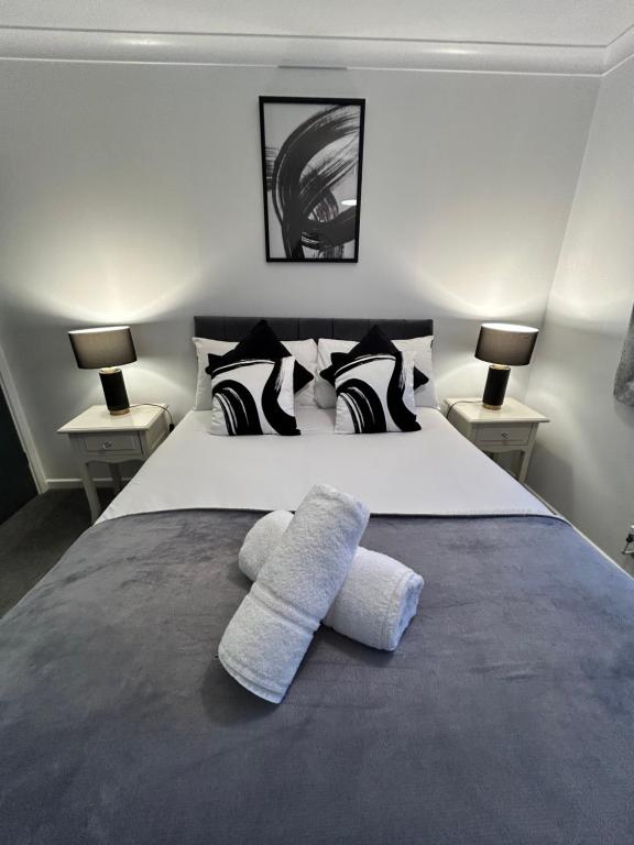 Ένα ή περισσότερα κρεβάτια σε δωμάτιο στο Dovefield House - Modern 3 Bed Home from Home - Alton Towers, Uttoxeter Races