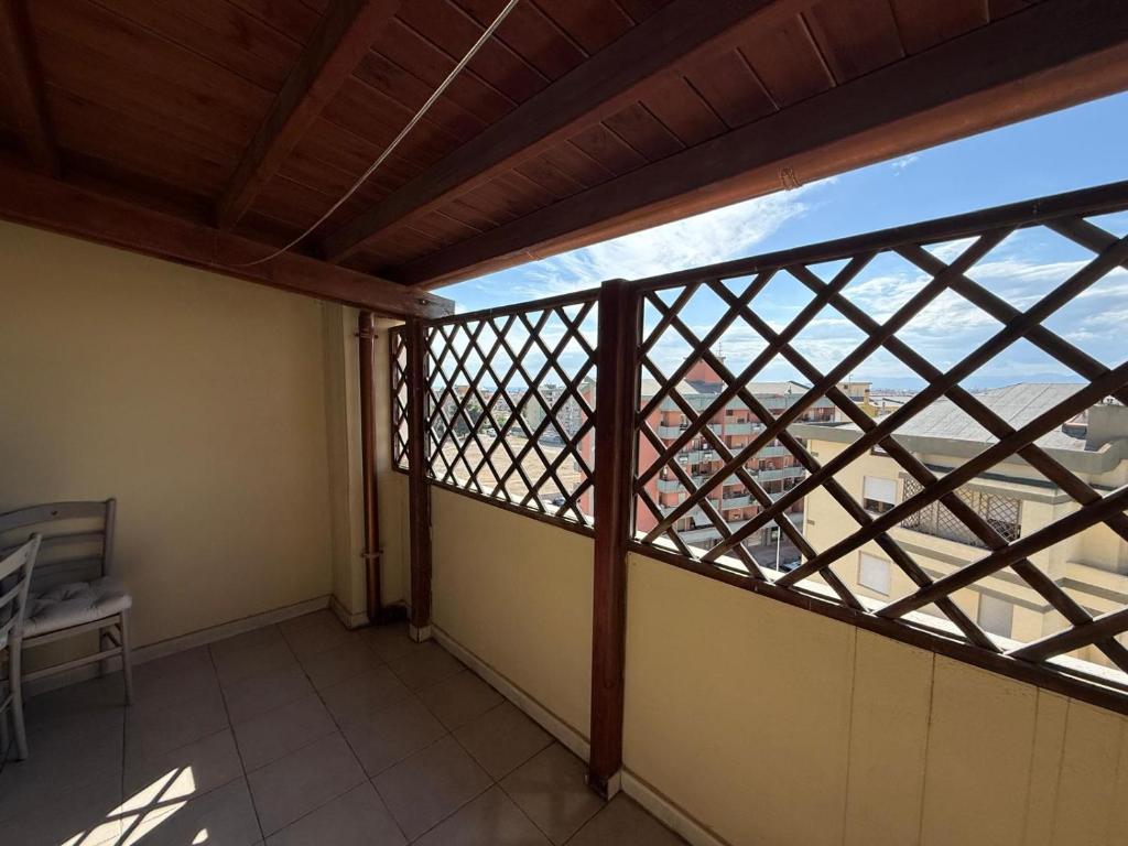 Quartu Sant'ElenaにあるThe Queenの市街の景色を望むバルコニー