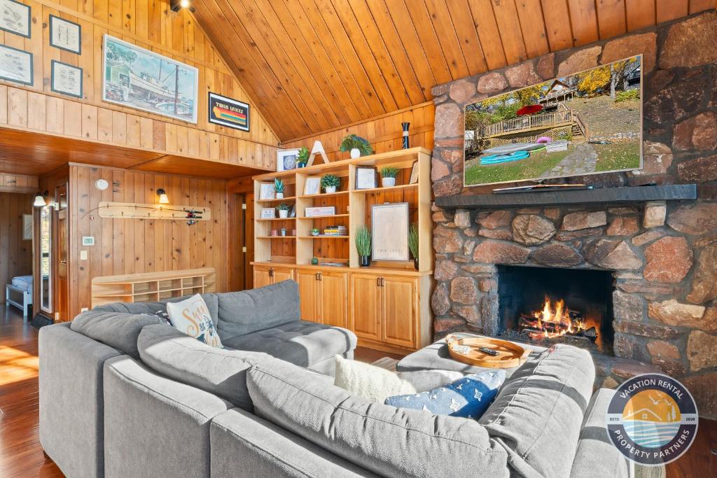 un soggiorno con divano e camino di 405 Waldeck Dr a Twin Lakes