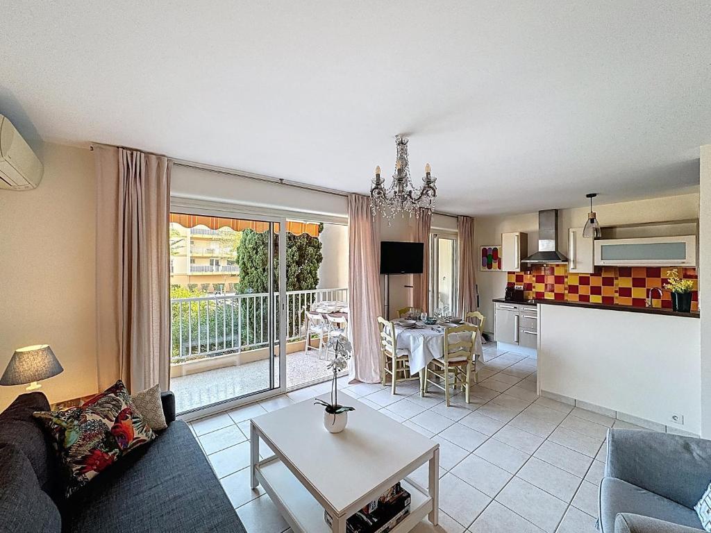 een woonkamer met een bank en een tafel bij Nice family apartment close to the beach in Le Lavandou