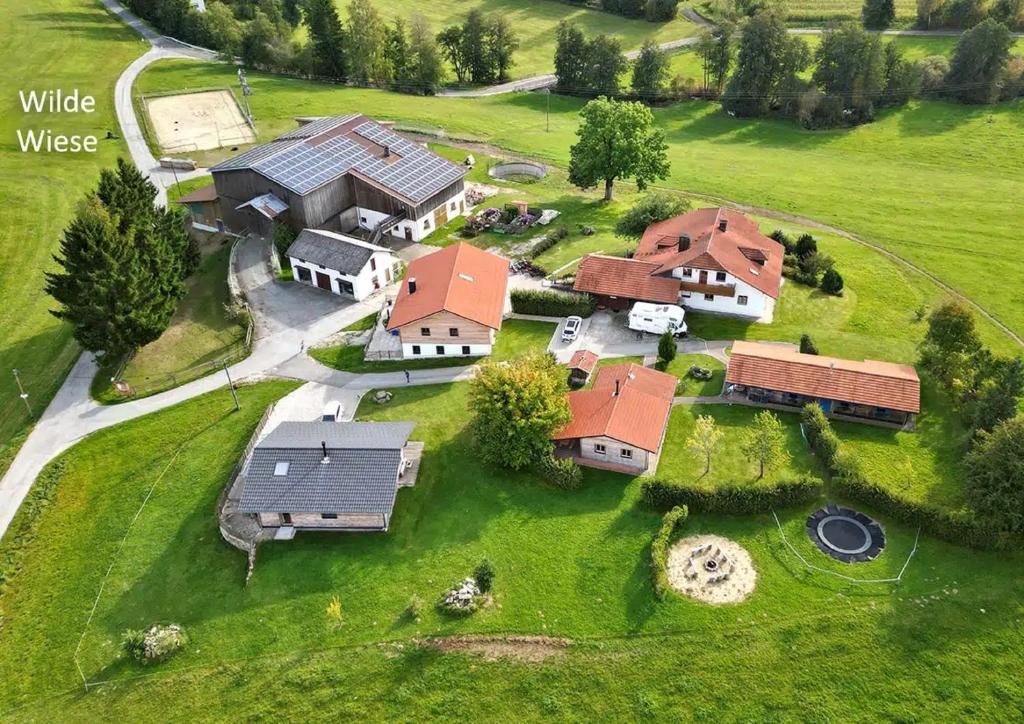 een luchtfoto van een huis met een tuin bij Ferienhof Jakob Rohrhof in Jandelsbrunn