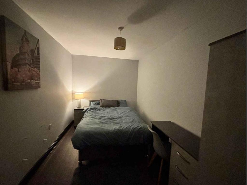 Ένα ή περισσότερα κρεβάτια σε δωμάτιο στο 1-bed apartment nestled in the heart of Swansea