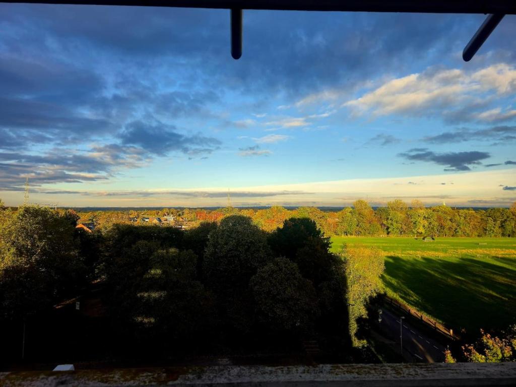 a view from a window of a field and trees at Cologne Düsseldorf Perfekte Unterkunft für die Messen in Dormagen