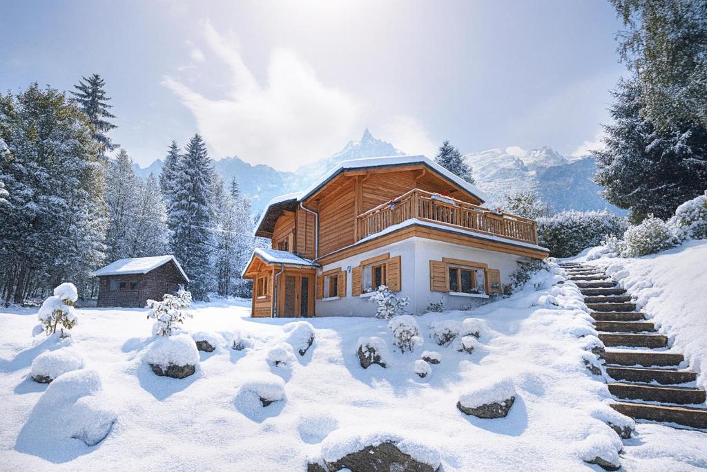 een houten huis met sneeuw op de grond bij Appartement La Creusettaz Happy Rentals in Chamonix-Mont-Blanc