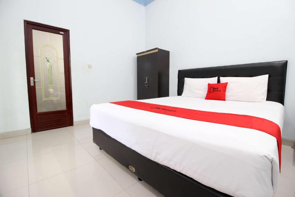 Postel nebo postele na pokoji v ubytování RedDoorz Plus @ Timoho