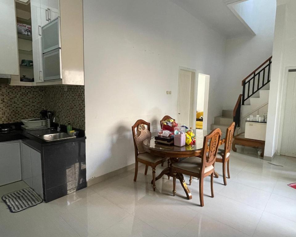 Η κουζίνα ή μικρή κουζίνα στο Griya Kania Arjuna