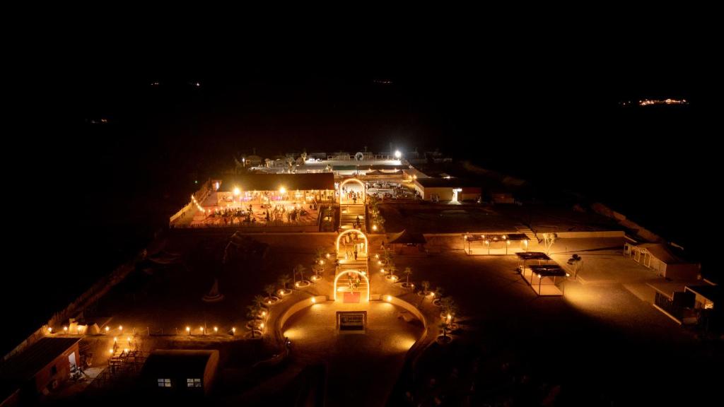 El KariaにあるKal Tenere Agafay Luxury Campの夜間照明付きの建物の頭上