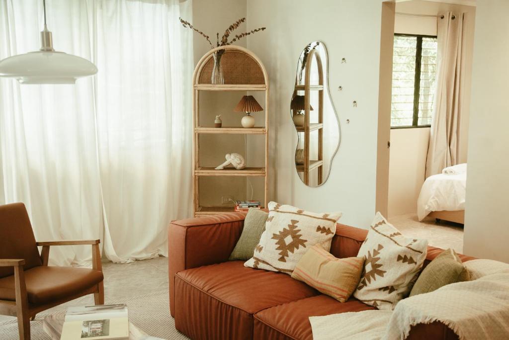 een woonkamer met een bank en een stoel bij Filo La Union in San Juan