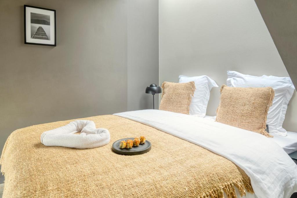 Bett mit einem Tablett mit Essen darüber in der Unterkunft Serene Studio Oasis with Balcony in Ghent in Gent