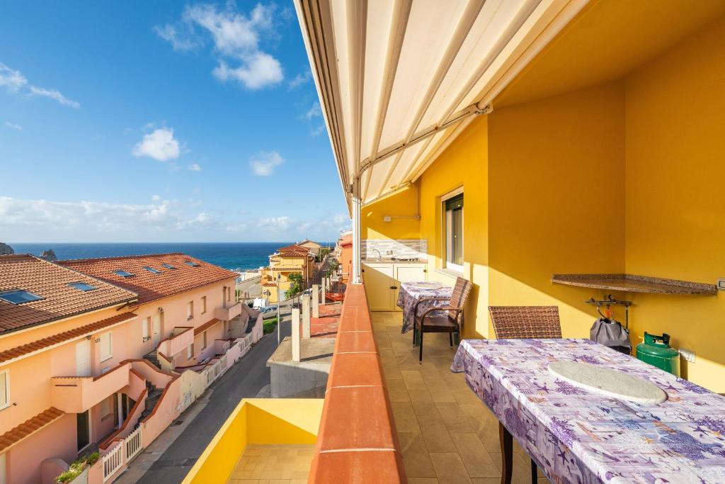 een balkon met uitzicht op de oceaan bij Sole e Mare Buggerru - Appartamento in Buggerru