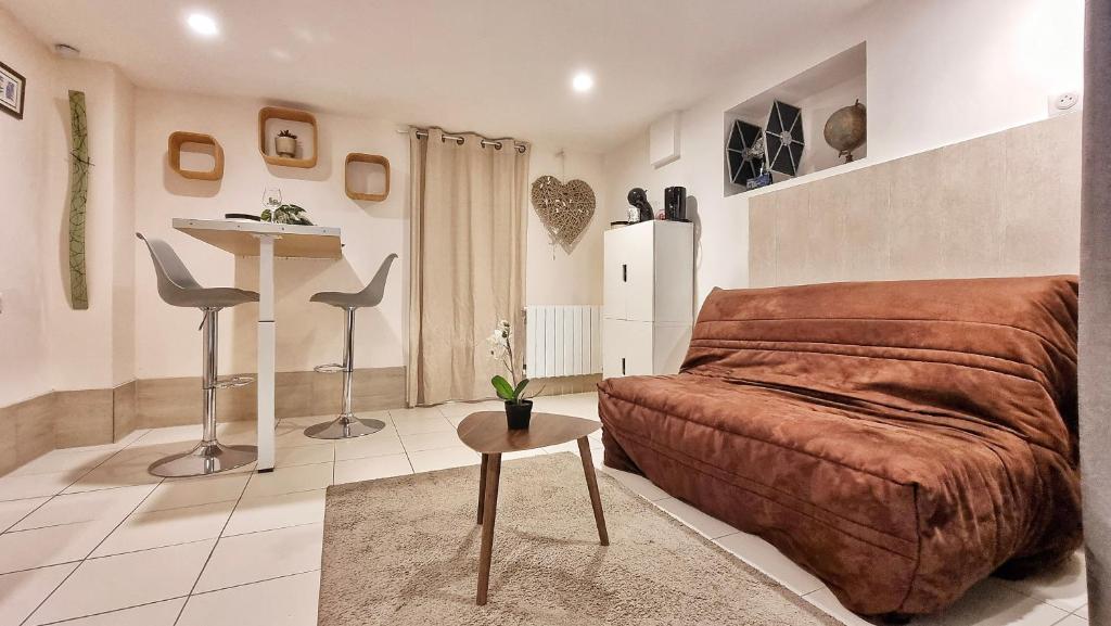 een slaapkamer met een bed, een tafel en een aanrecht bij Gîte Renaud et Lauren - Terrace - Horbourg-Wihr in Horbourg