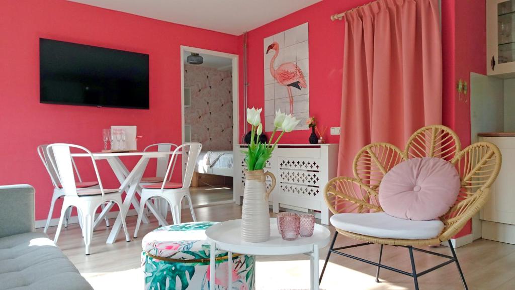 Μια τηλεόραση ή/και κέντρο ψυχαγωγίας στο Delightful tropical retreat close to the sea