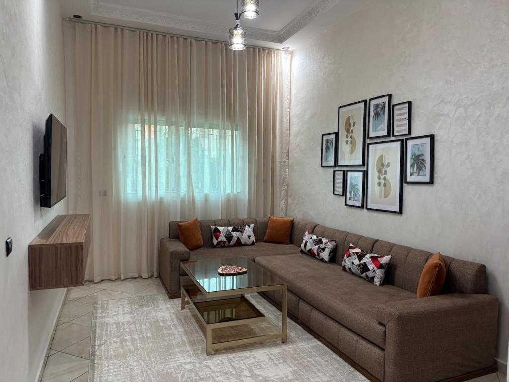 Χώρος καθιστικού στο Charming apartment near airport