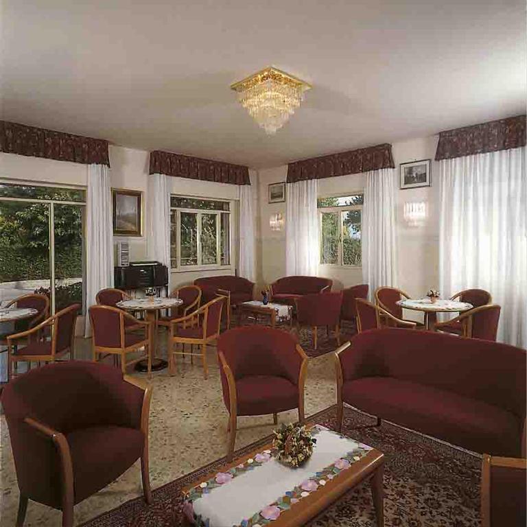 Een zitgedeelte bij Residence Miralago Rooms & Apartments