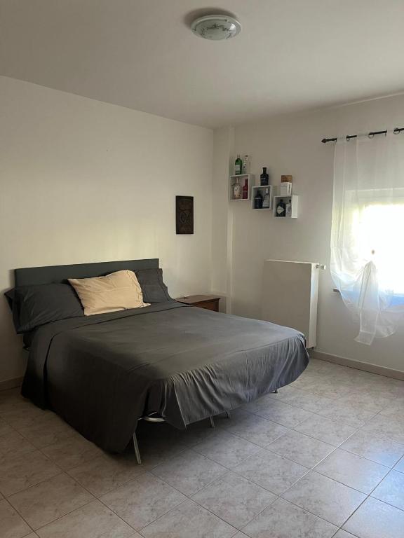 ein Schlafzimmer mit einem Bett in einem weißen Zimmer in der Unterkunft Le Prata in Miranda