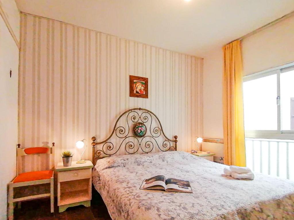 une chambre avec un lit avec un livre dessus dans l'établissement Teresa Home, à Santa Teresa Gallura