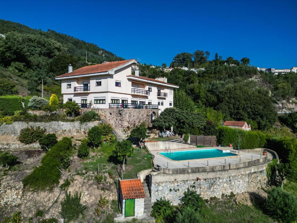 a house on a hill with a swimming pool at Sonho No Mondego in Penacova